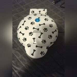 Dash Dog Treat Maker Makes 8 Bone Shaped Treats